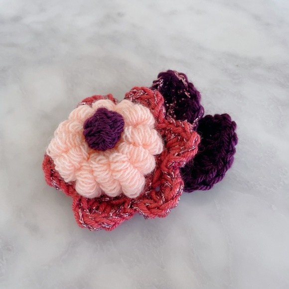 3D handmade crochet flower brooch - Picture 3 of 7